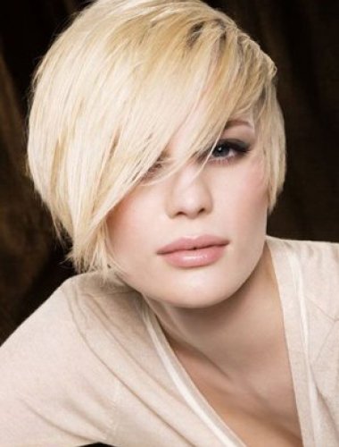 short-blond-ladies-hairstyle-with-sweeping-fringe