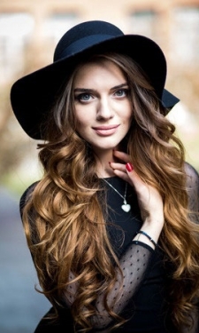 curly festival hair with hat